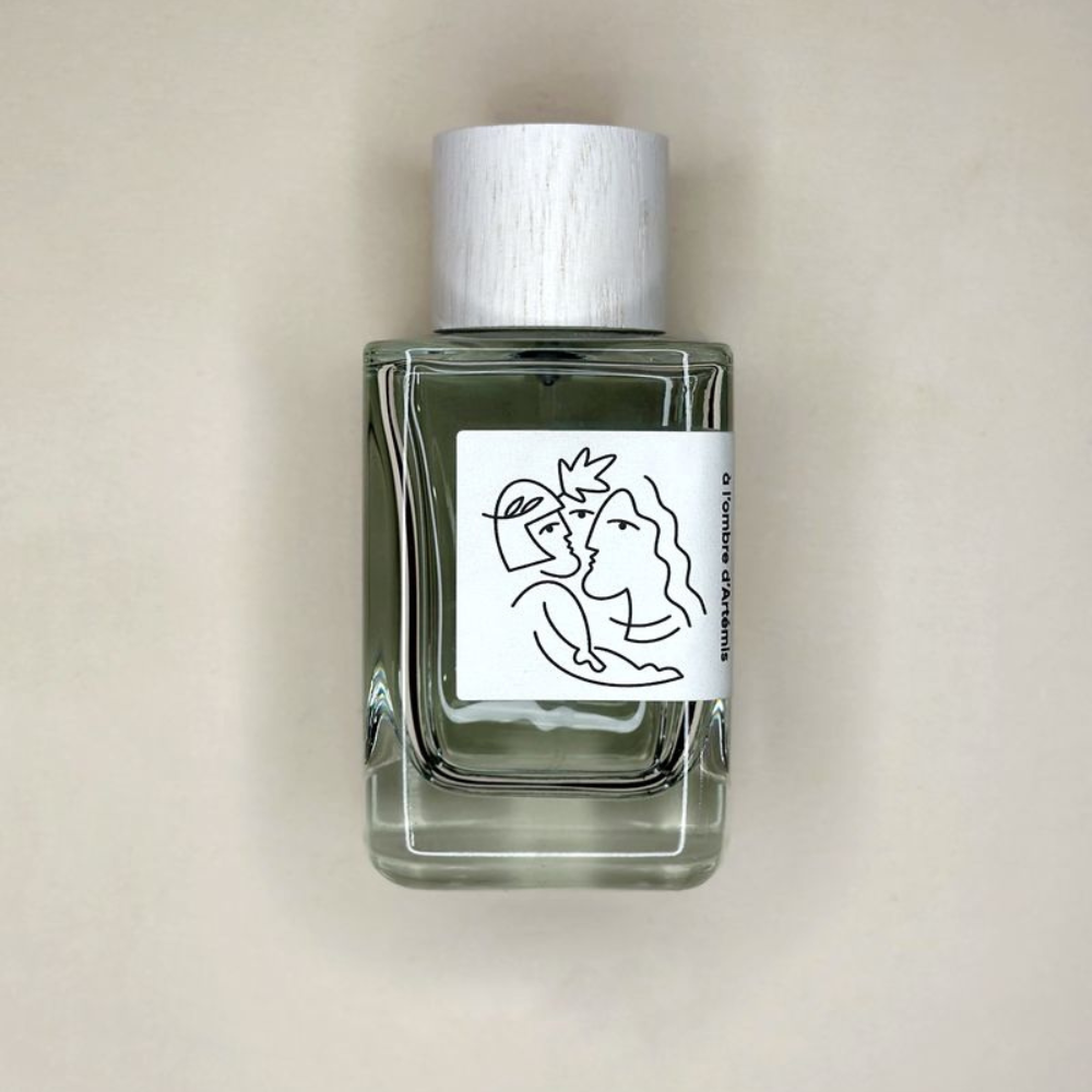 Au centre le flacon d'eau de parfum A l'Ombre d'Artémis de la marque Hellenist disponible en 100ml et 15ml chez ICI Concept Store.