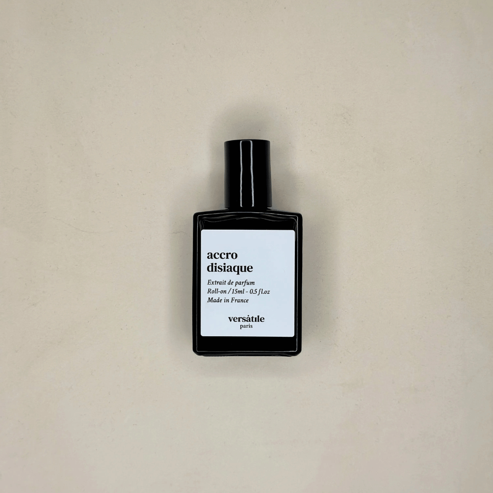 Au centre le flacon du parfum Accro disiaque de la marque Versatile. Parfum a base d'huile de 15ml