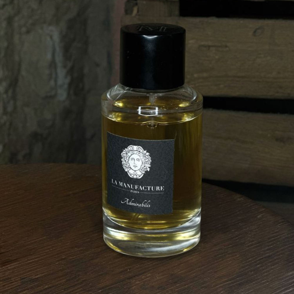 Au centre le flacon du parfum Admirabilis en 100ml de la marque La Manufacture disponible chez ICI Concept Store mis en scène.
