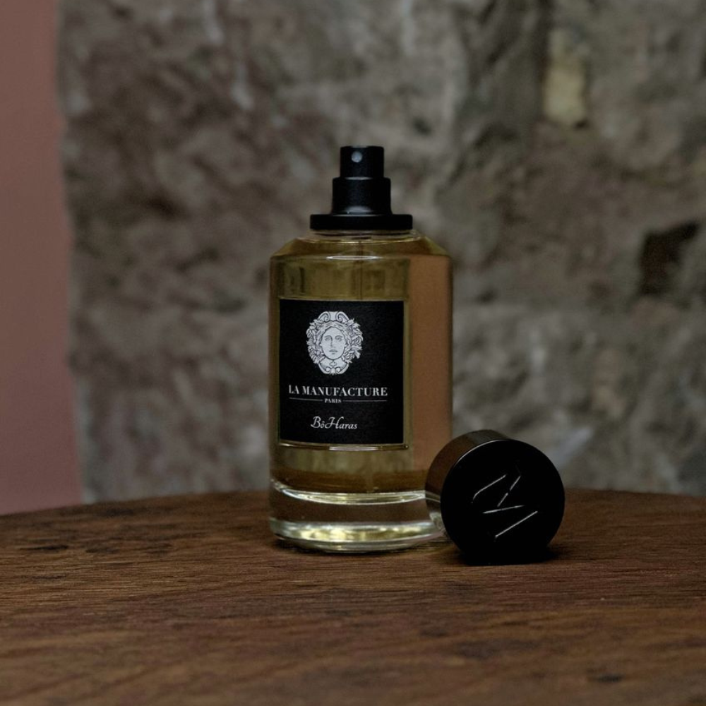 Au centre le flacon du parfum BôHaras en 100ml de la marque La Manufacture disponible chez ICI Concept Store mis en scène