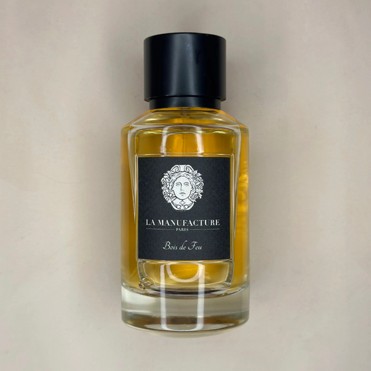 Au centre le flacon du parfum Bois de Feu en 100ml de la marque La Manufacture disponible chez ICI Concept Store