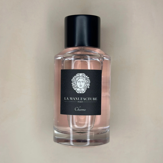 Au centre le flacon du parfum Charme en 100ml de la marque La Manufacture disponible chez ICI Concept Store
