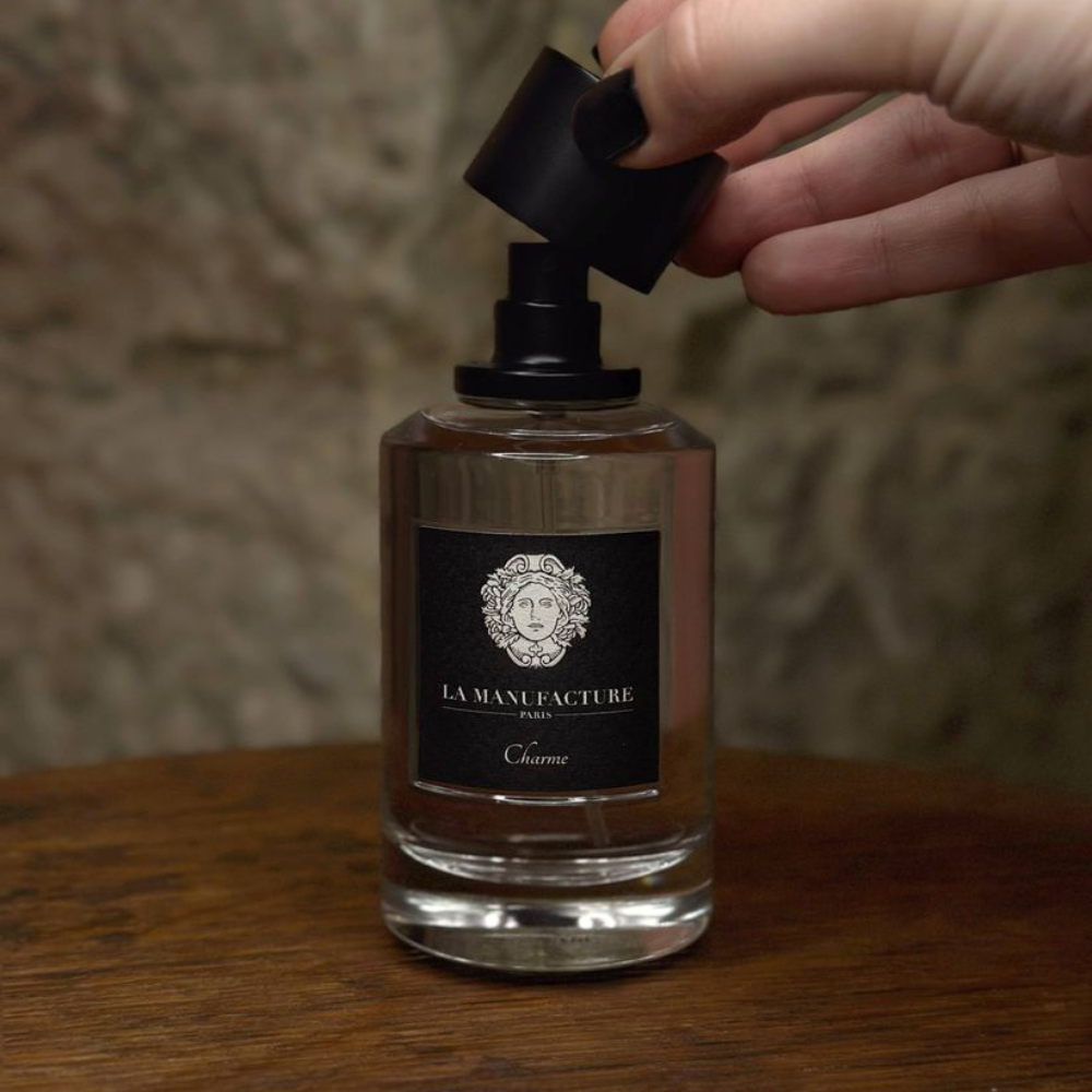 Au centre le flacon du parfum Charme en 100ml de la marque La Manufacture disponible chez ICI Concept Store mis en scène