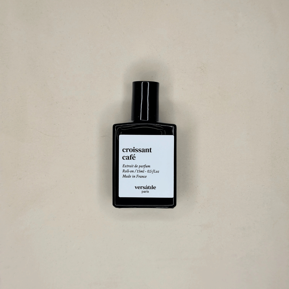 Au centre le flacon du parfum Croissant café de la marque Versatile. Parfum a base d'huile de 15ml