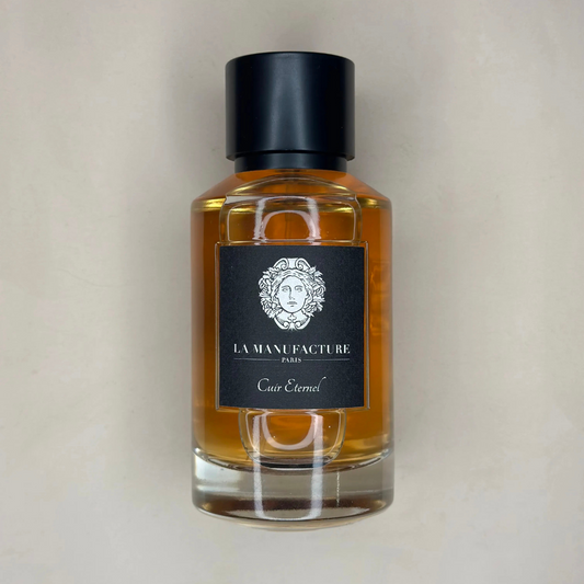 Au centre le flacon du parfum Cuir Éternel en 100ml de la marque La Manufacture disponible chez ICI Concept Store