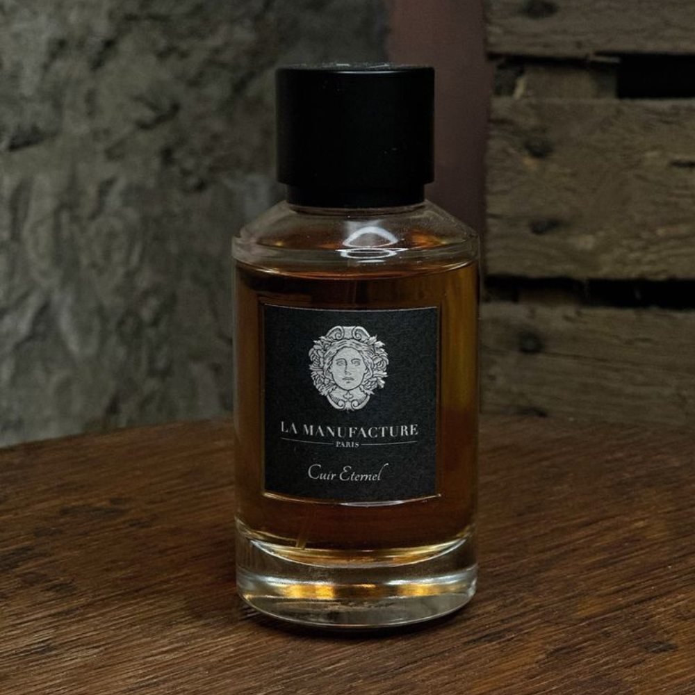 Au centre le flacon du parfum Cuir Éternel en 100ml de la marque La Manufacture disponible chez ICI Concept Store mis en scène