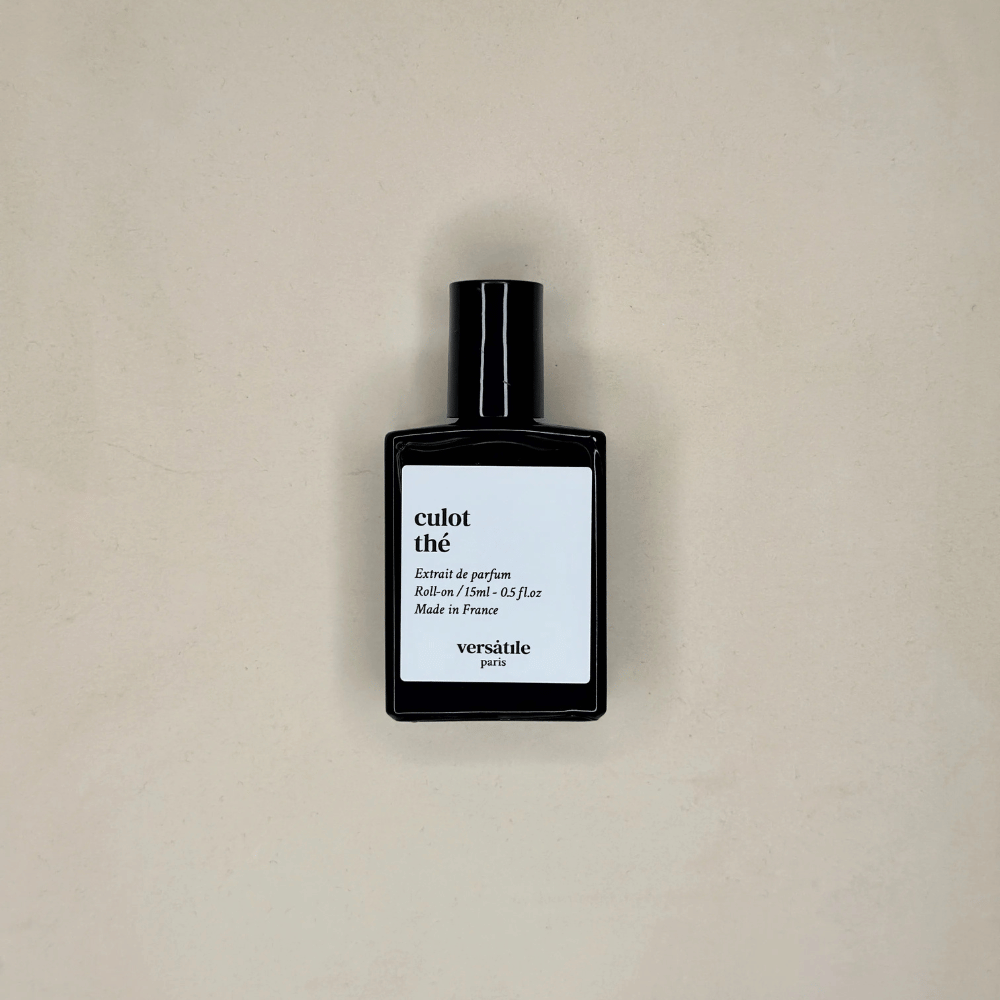 Au centre le flacon du parfum Culot thé de la marque Versatile. Parfum a base d'huile de 15ml