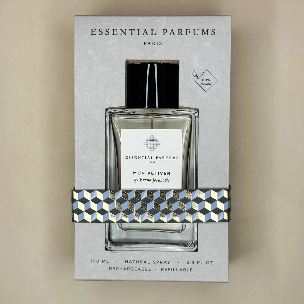 Le flacon de Mon Vetiver dans son packaging de la marque Essential Parfum est disponible en 100ml rechargeable et en 10ml