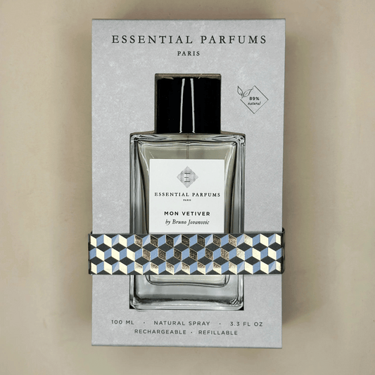 Le flacon de Mon Vetiver dans son packaging de la marque Essential Parfum est disponible en 100ml rechargeable et en 10ml