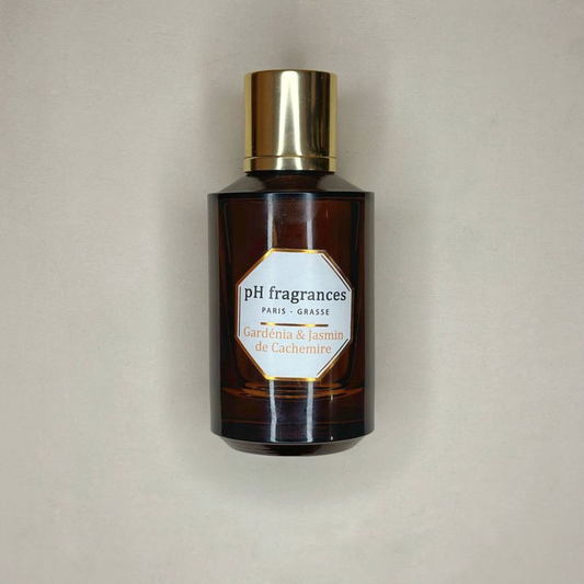 Au centre le flacon en 100ml de Gardénia & Jasmin de Cachemire de la marque pH Fragrances disponible en 100ml et 50ml chez ICI Concept Store