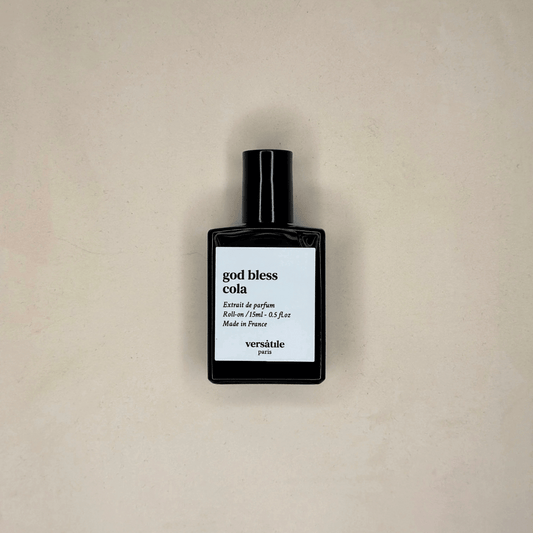 Au centre le flacon du parfum God bless cola de la marque Versatile. Parfum a base d'huile de 15ml