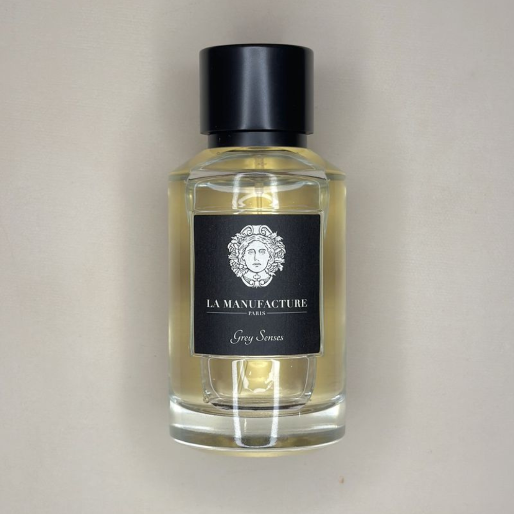 Au centre le flacon du parfum Grey Senses en 100ml de la marque La Manufacture disponible chez ICI Concept Store