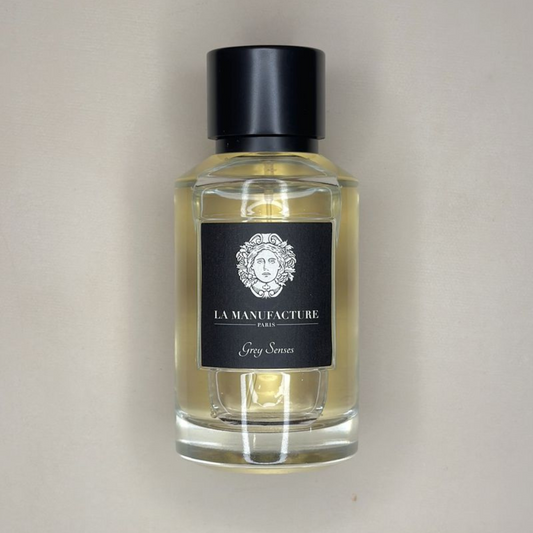 Au centre le flacon du parfum Grey Senses en 100ml de la marque La Manufacture disponible chez ICI Concept Store