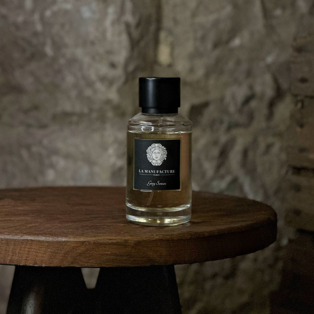 Au centre le flacon du parfum Grey Senses en 100ml de la marque La Manufacture disponible chez ICI Concept Store mis en scène