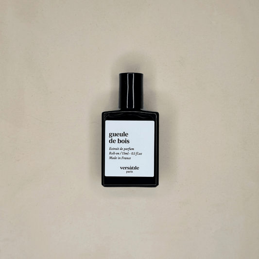 Au centre le flacon du parfum gueule de bois de la marque Versatile. Parfum a base d'huile de 15ml