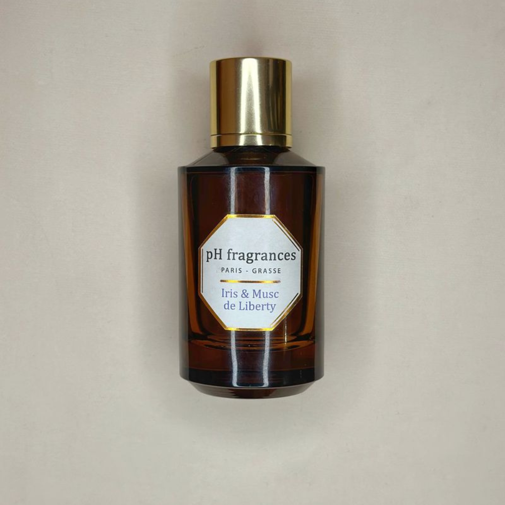 Au centre le flacon d'eau de parfum 100ml Iris & Musc de Liberty de la marque pH Fragrances disponible chez ICI Concept Store