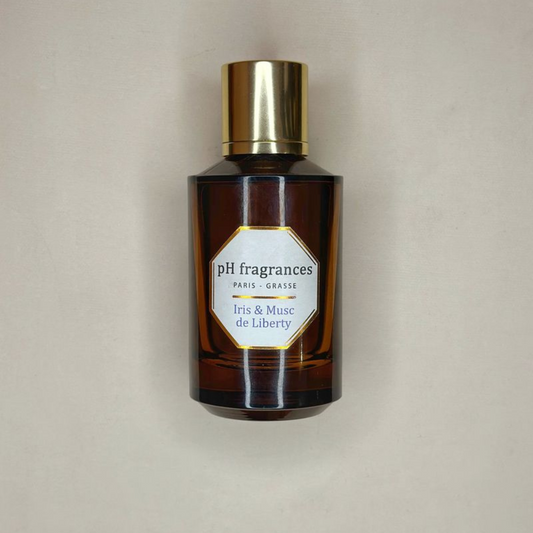 Au centre le flacon d'eau de parfum 100ml Iris & Musc de Liberty de la marque pH Fragrances disponible chez ICI Concept Store