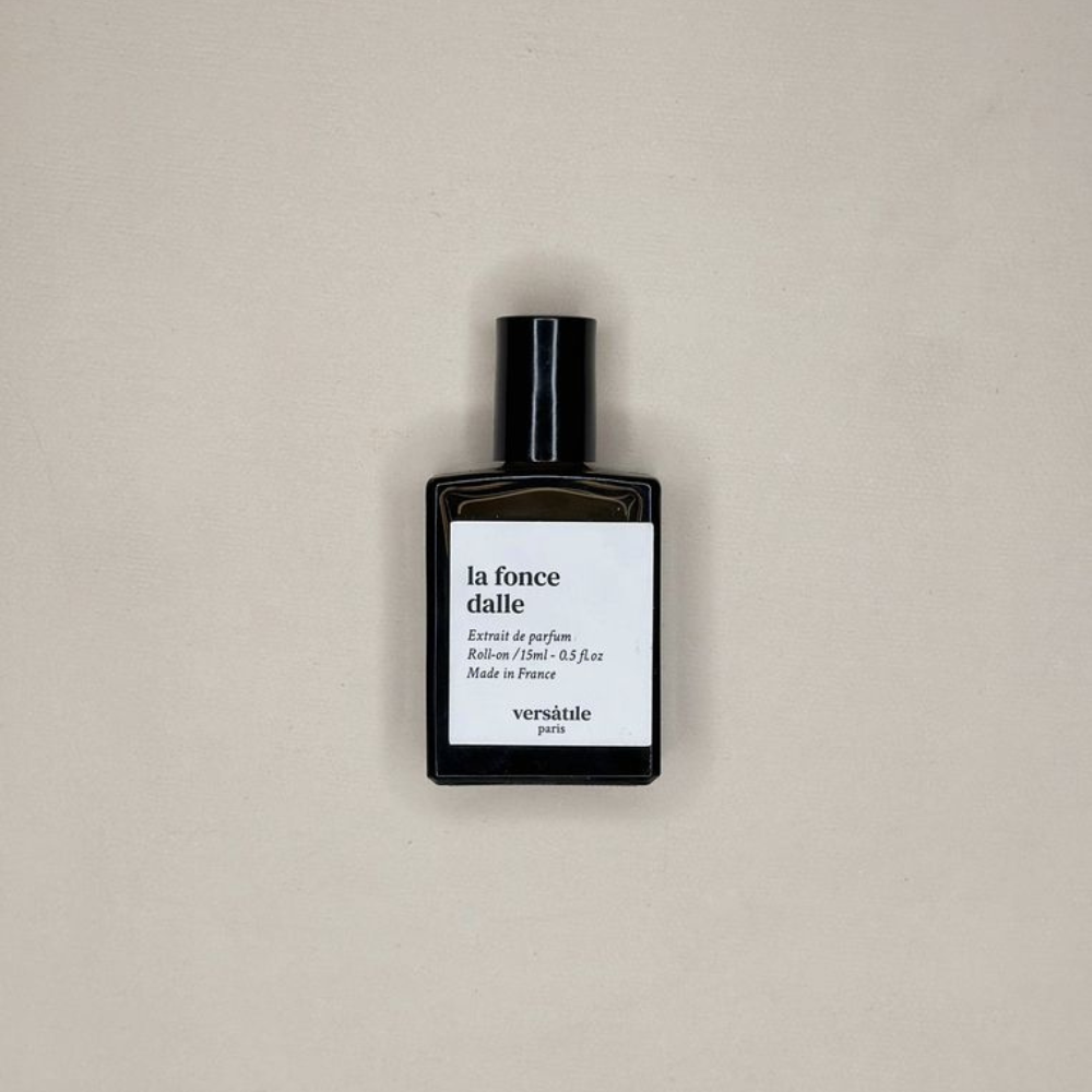 Au centre le flacon du parfum La fonce dalle de la marque Versatile. Parfum a base d'huile de 15ml