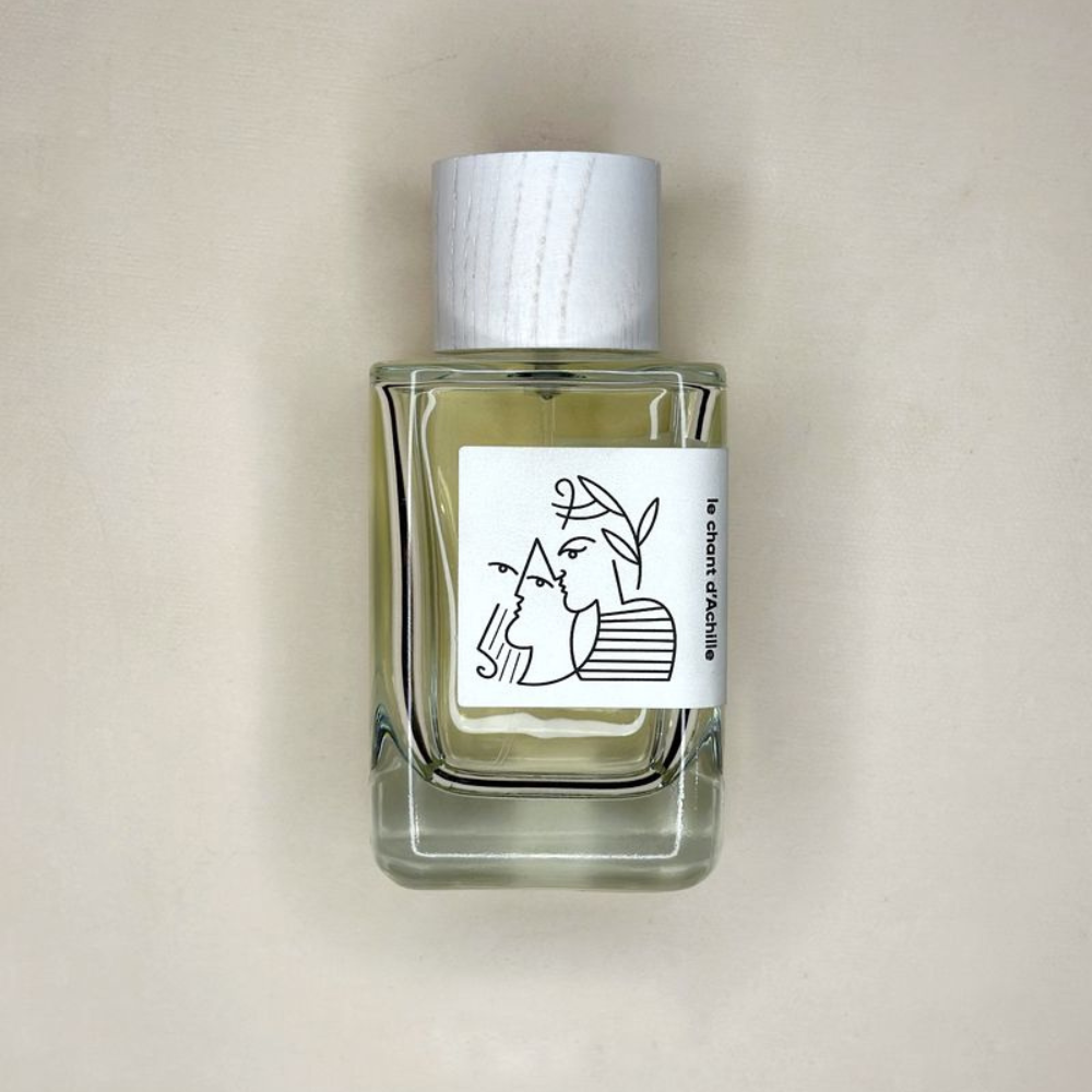 Au centre le flacon d'eau de parfum Le Chant d'Achille de la marque Hellenist disponible en 100ml et 15ml chez ICI Concept Store.