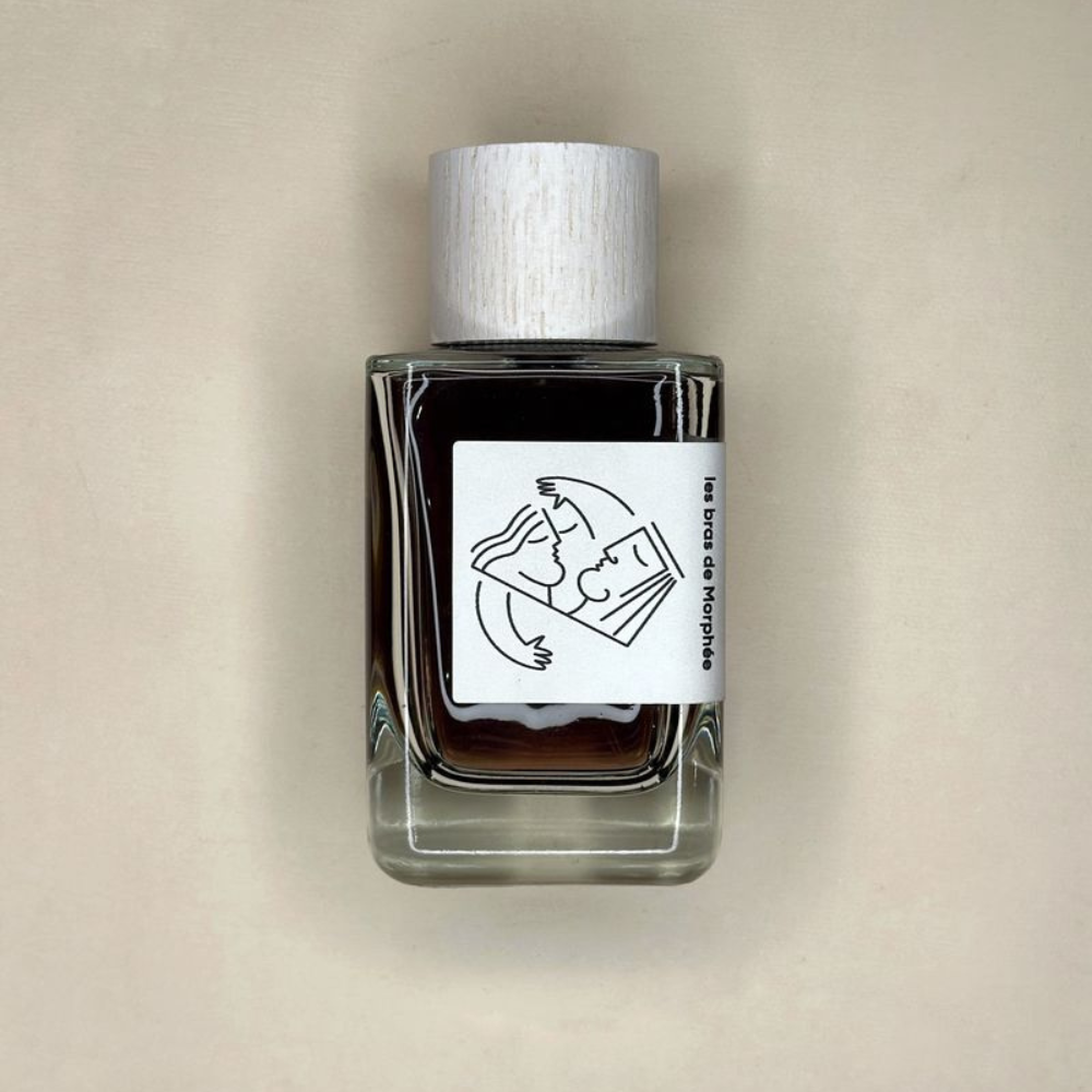 Au centre le flacon d'eau de parfum Les Bras de Morphée de la marque Hellenist au centre disponible en 100ml et 15ml chez ICI Concept Store