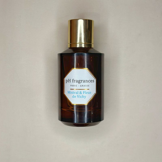 Au centre le flacon en 100ml de Mistral & Fleur de Vichy de la marque pH Fragrances disponible en 100ml et 50ml chez ICI Concept Store