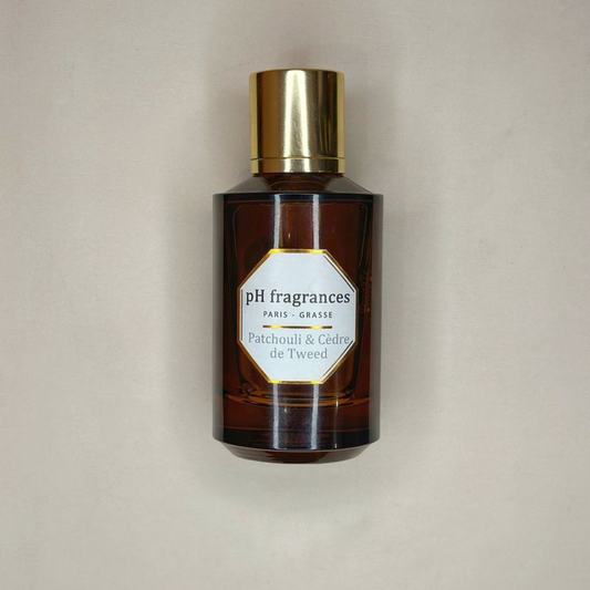 Au centre le flacon de 100ml d'eau de parfum Patchouli & Cèdre de Tweed de la marque pH Fragrances disponible en 100ml et 50ml chez ICI Concept Store