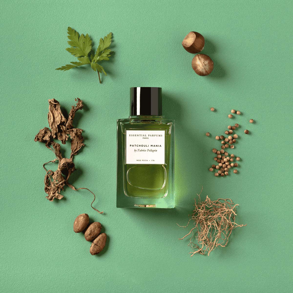 Au centre le flacon de Patchouli Mania entouré des arômes qui composent le parfum : patchouli, cacao, noisette et vétiver