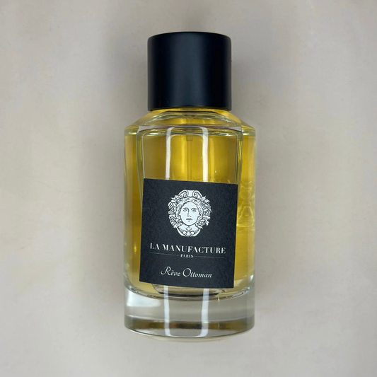Au centre le flacon du parfumRêve Ottoman en 100ml de la marque La Manufacture disponible chez ICI Concept Store