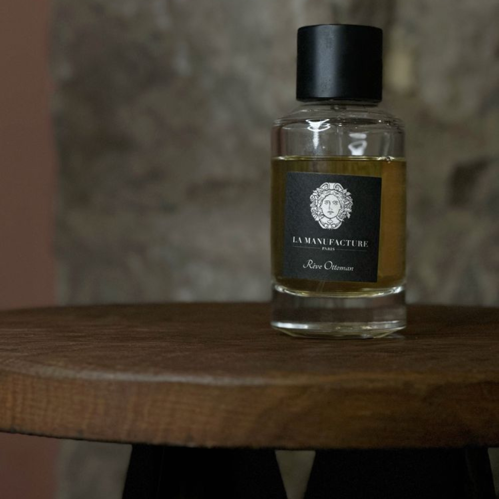 Au centre le flacon du parfum Rêve Ottoman en 100ml de la marque La Manufacture disponible chez ICI Concept Store mis en scène