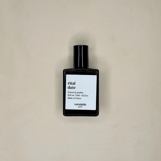 Au centre le flacon du parfum Rital date de la marque Versatile. Parfum a base d'huile de 15ml