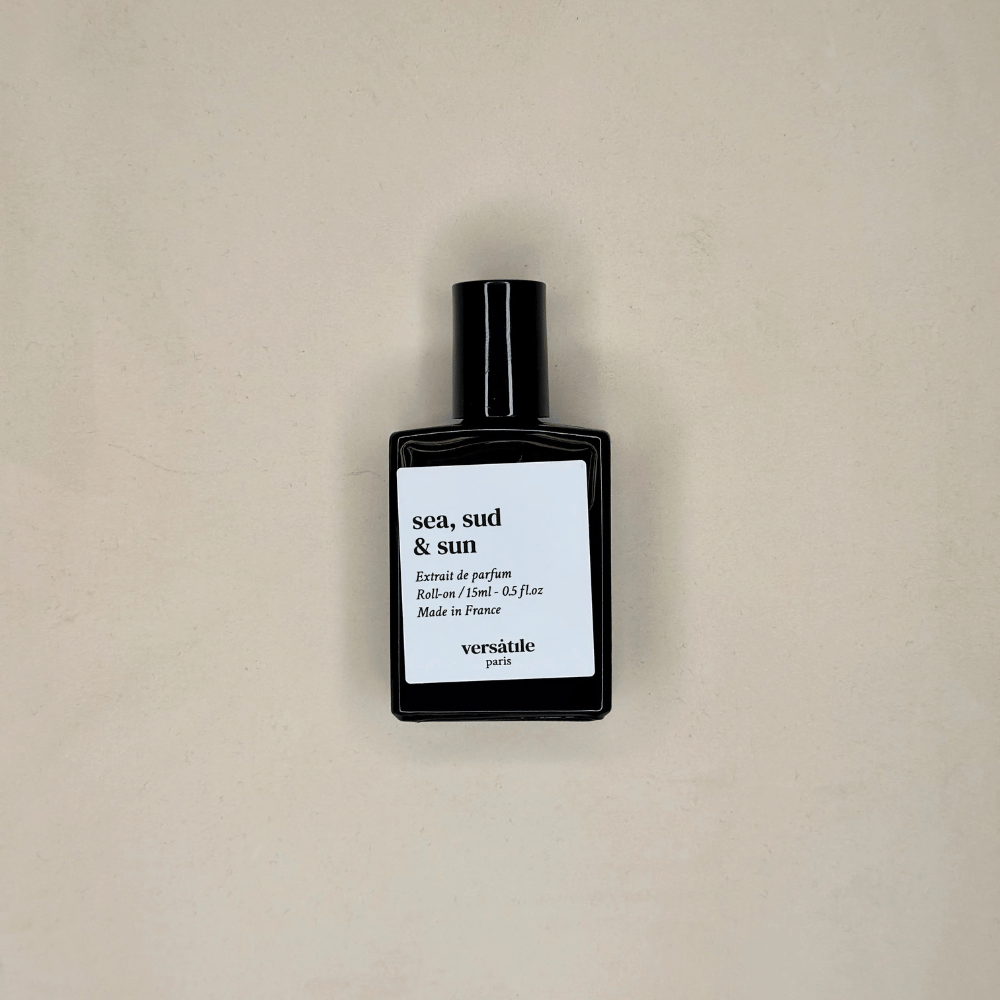 Au centre le flacon du parfum Sea, sud & sun de la marque Versatile. Parfum a base d'huile de 15ml