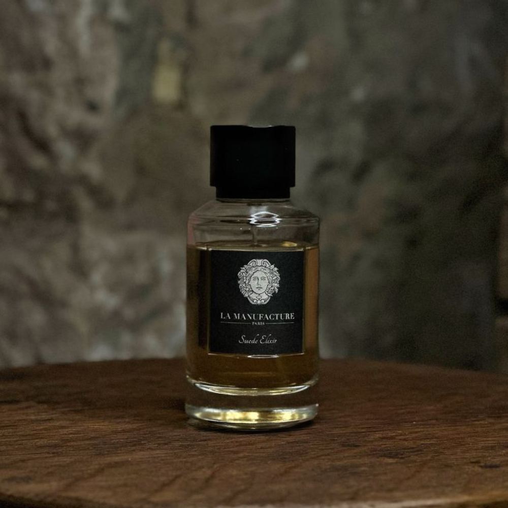 Au centre le flacon du parfum Suède Elixir en 100ml de la marque La Manufacture disponible chez ICI Concept Store mis en scène