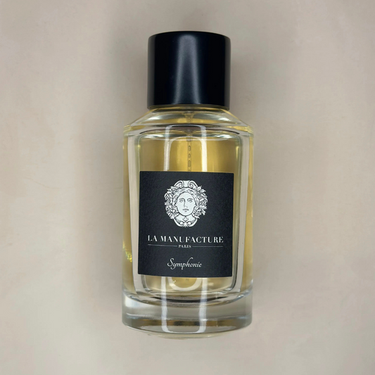 Au centre le flacon du parfum Symphonie en 100ml de la marque La Manufacture disponible chez ICI Concept Store