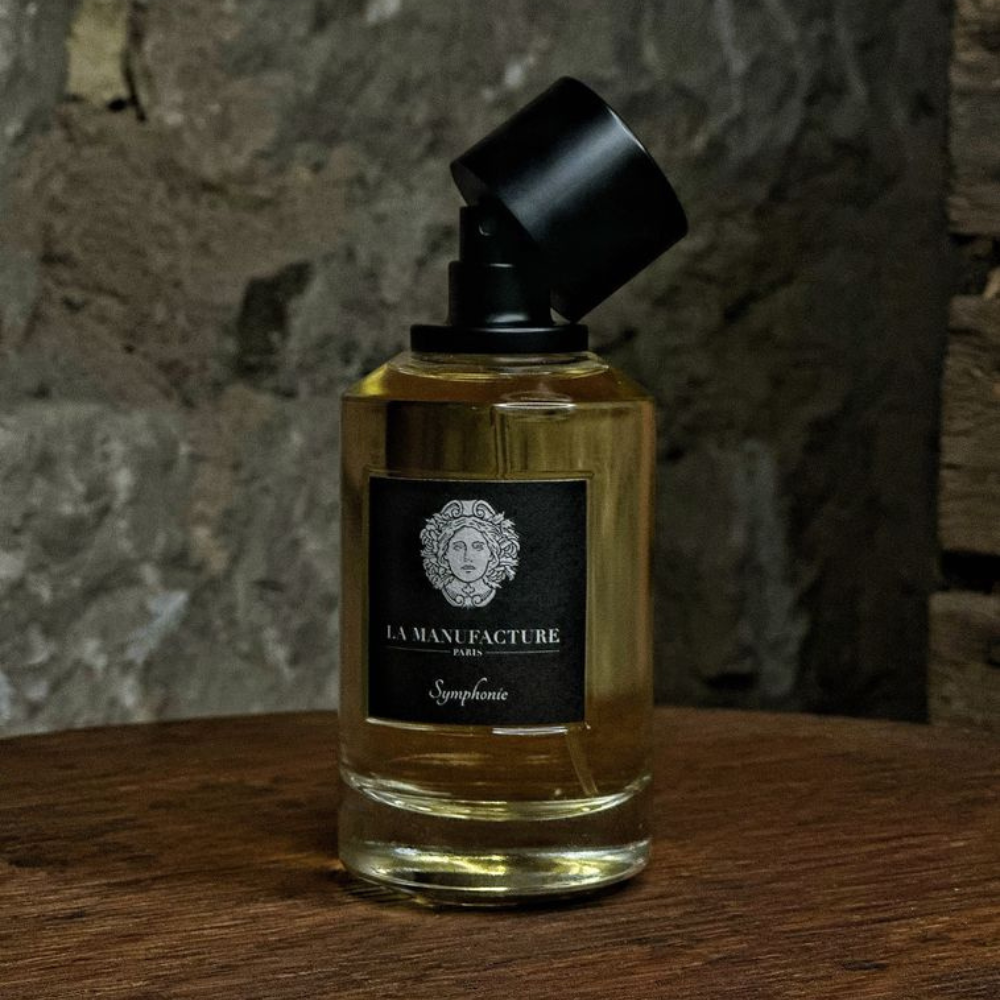 Au centre le flacon du parfum Symphonie en 100ml de la marque La Manufacture disponible chez ICI Concept Store mis en scène