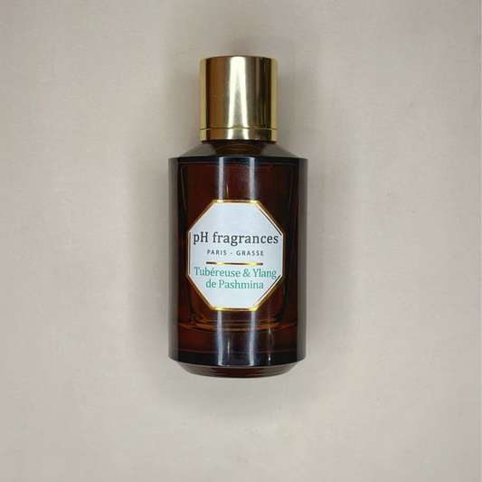 Au centre le flacon de Tubéreuse & Ylang de Pashmina de la marque pH Fragrances disponible en 100ml et 50ml chez ICI Concept Store