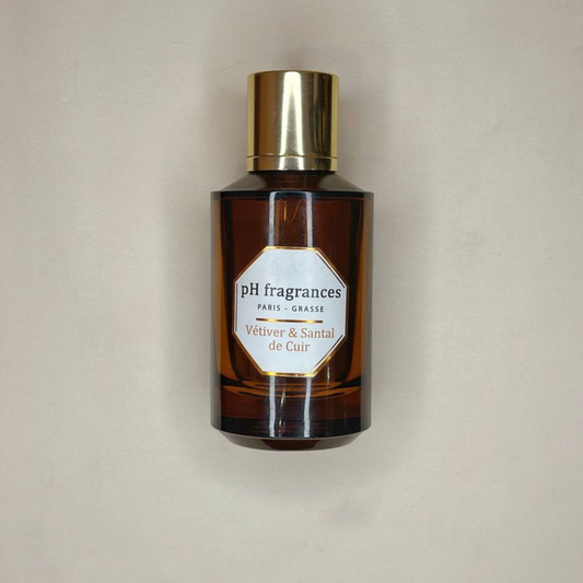 Au centre le flacon en 100ml de Vetiver & Santal de Cuir de la marque pH Fragrances disponible en 100ml et 50ml chez ICI Concept Store