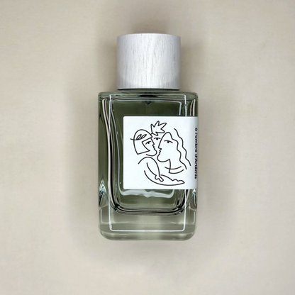 Au centre le flacon d'eau de parfum A l'Ombre d'Artémis de la marque Hellenist disponible en 100ml et 15ml chez ICI Concept Store. 
