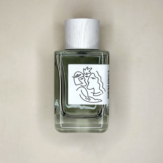 Au centre le flacon d'eau de parfum A l'Ombre d'Artémis de la marque Hellenist disponible en 100ml et 15ml chez ICI Concept Store. 