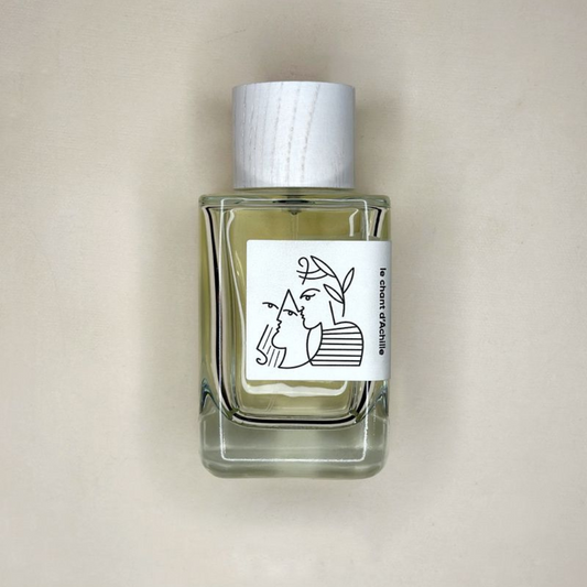 Au centre le flacon d'eau de parfum Le Chant d'Achille de la marque Hellenist disponible en 100ml et 15ml chez ICI Concept Store.