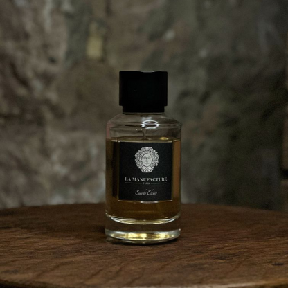 Au centre le flacon du parfum Suède Elixir en 100ml de la marque La Manufacture disponible chez ICI Concept Store mis en scène